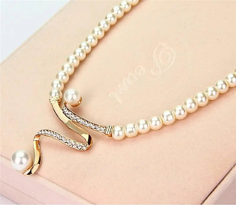 Fabiola | Conjunto de Collar y Pendientes con Perlas