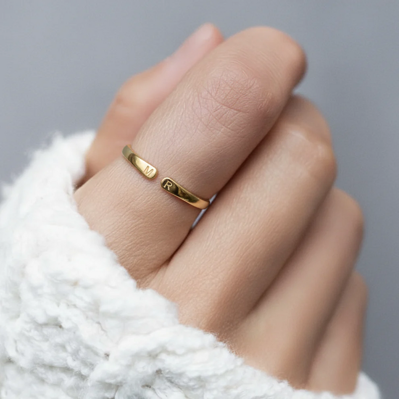 Anillo Ajustable con Inicial Whisper