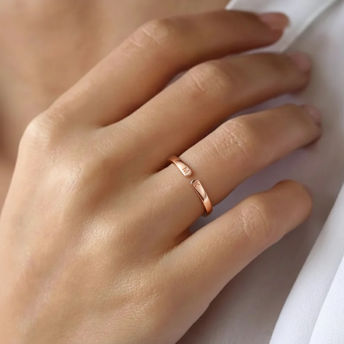 Anillo Ajustable con Inicial Whisper