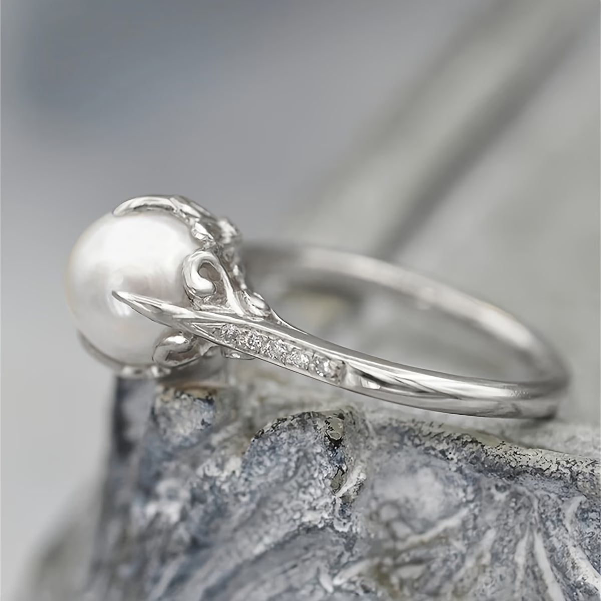 Anillo Delicado de Perla y Cristal