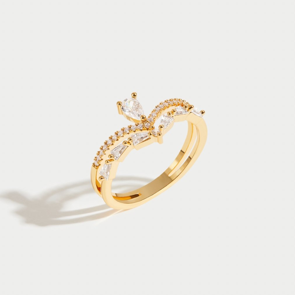 Amira – Anillo dorado con sutil destello y cristal