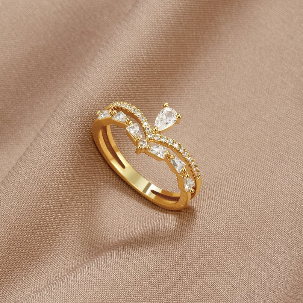 Amira – Anillo dorado con sutil destello y cristal