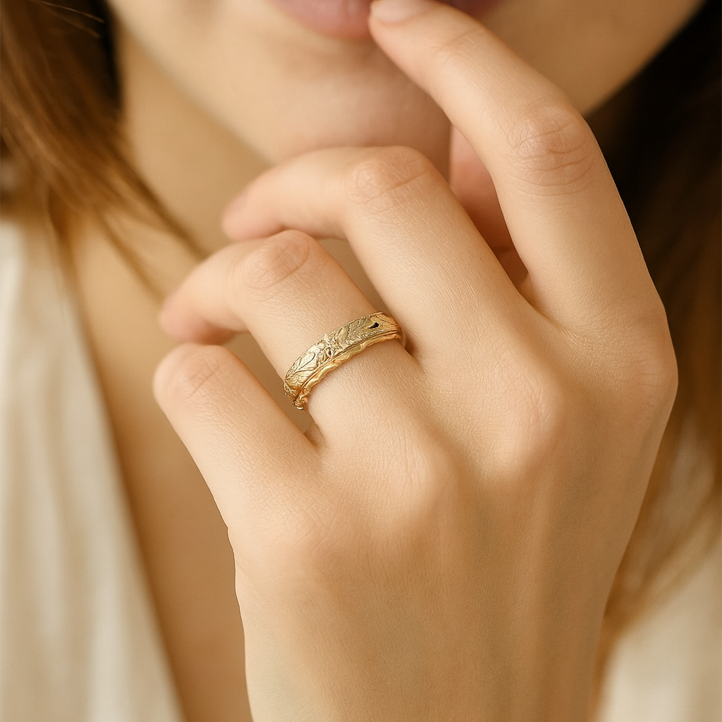 Anillo dorado con diseño floral de inspiración vintage