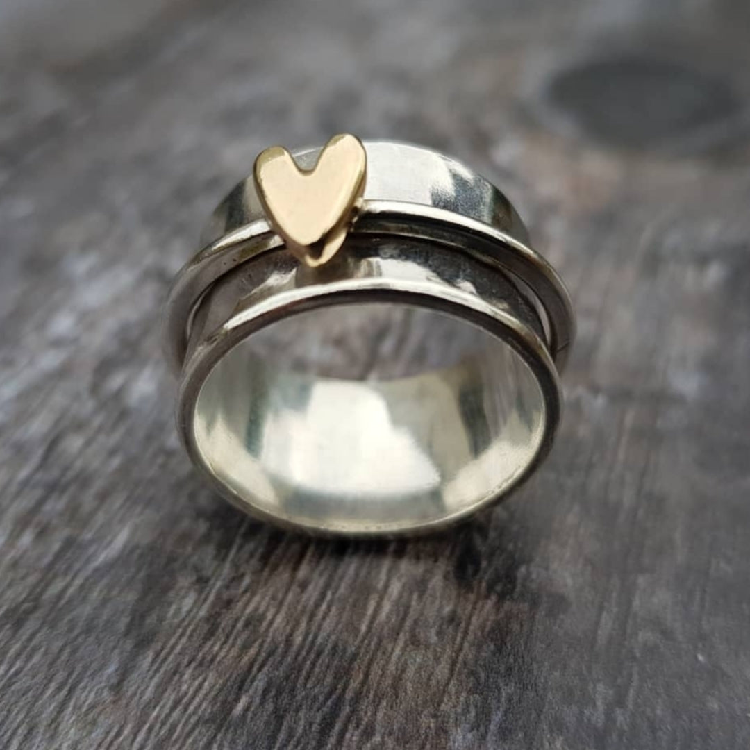 Isabel | Anillo Plateado con Corazón Dorado