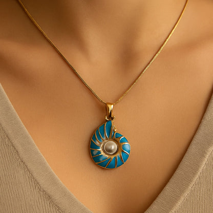 Collar con Colgante de Concha y Perla