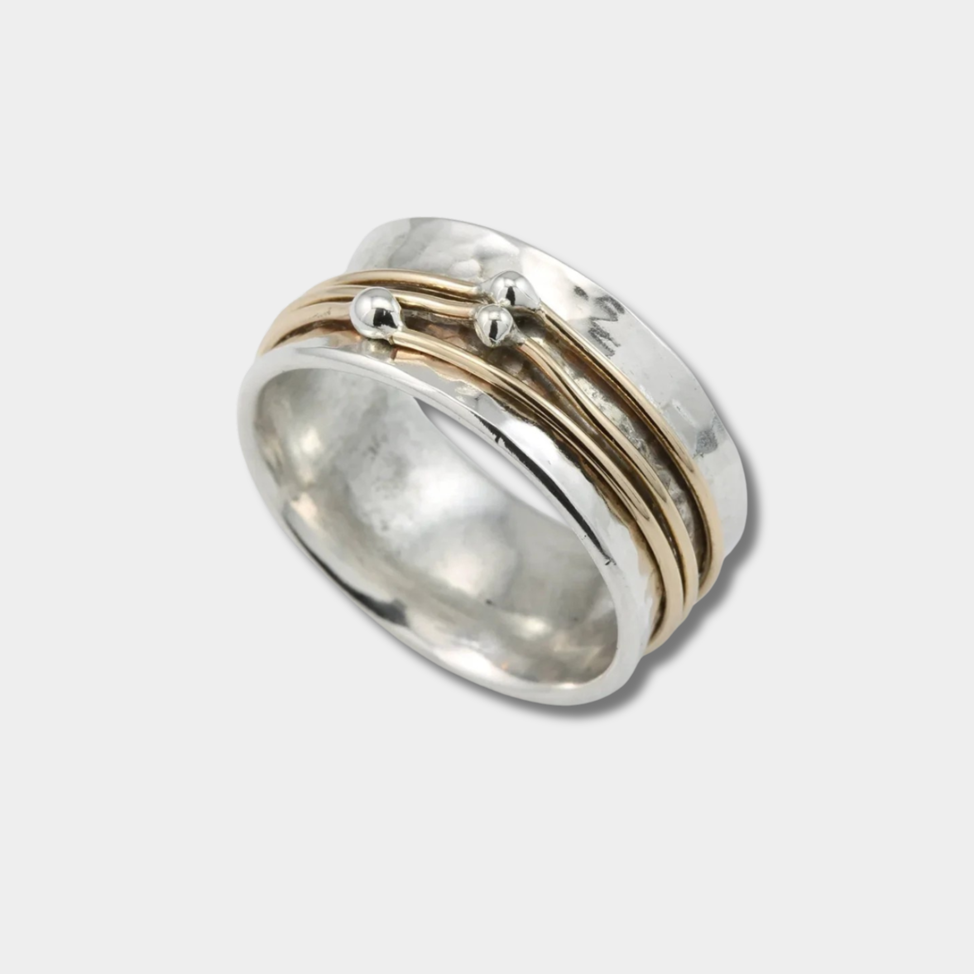 Marlene – Anillo ancho con elegante acabado martillado y detalles dorados
