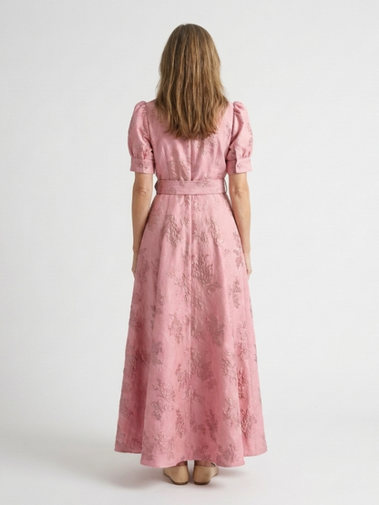 Kira | Vestido camisero largo de manga corta con cinturón y estampado floral en relieve
