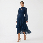 Mariana | Vestido Plisado con Mangas Fluidas y Volantes Asimétricos