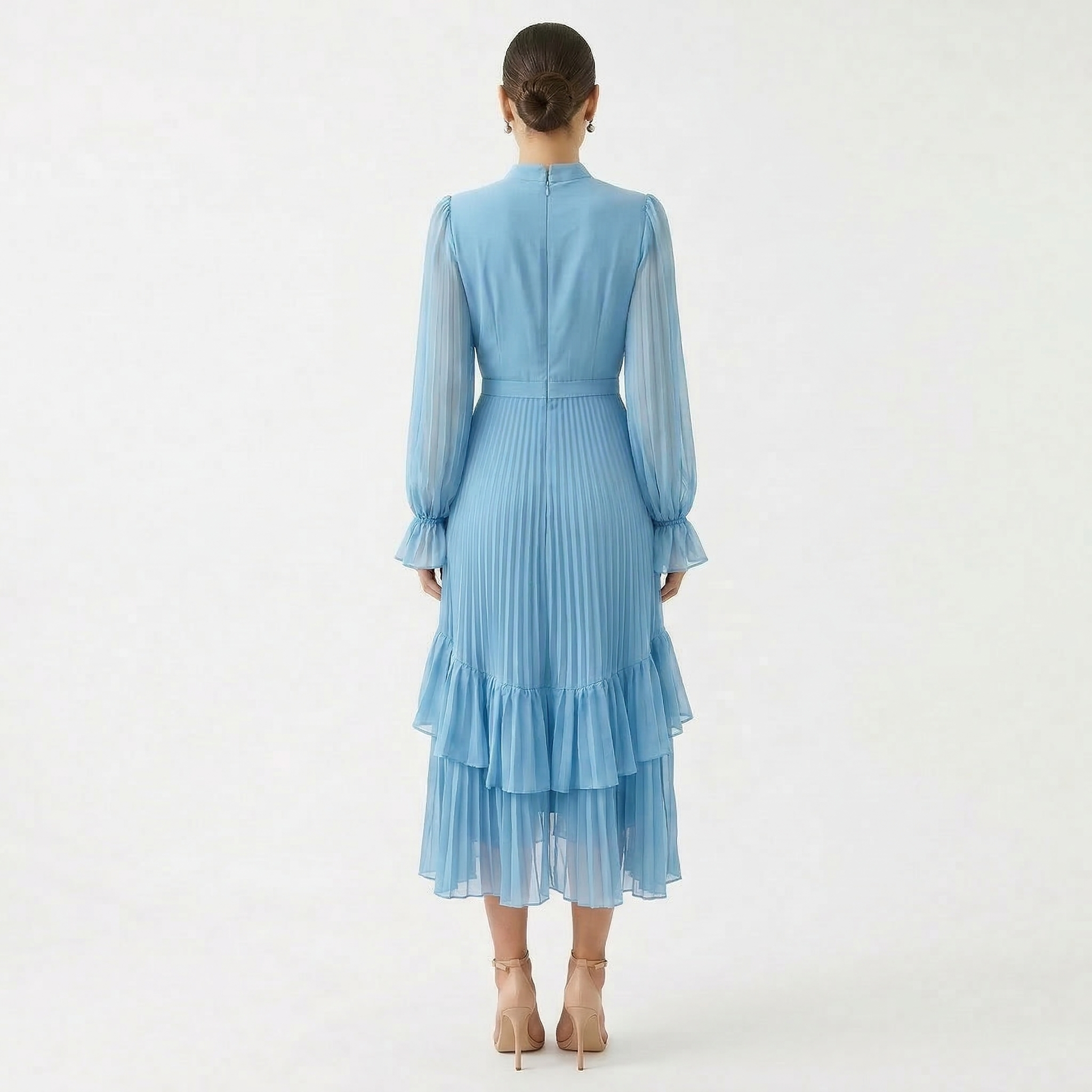 Mariana | Vestido Plisado con Mangas Fluidas y Volantes Asimétricos