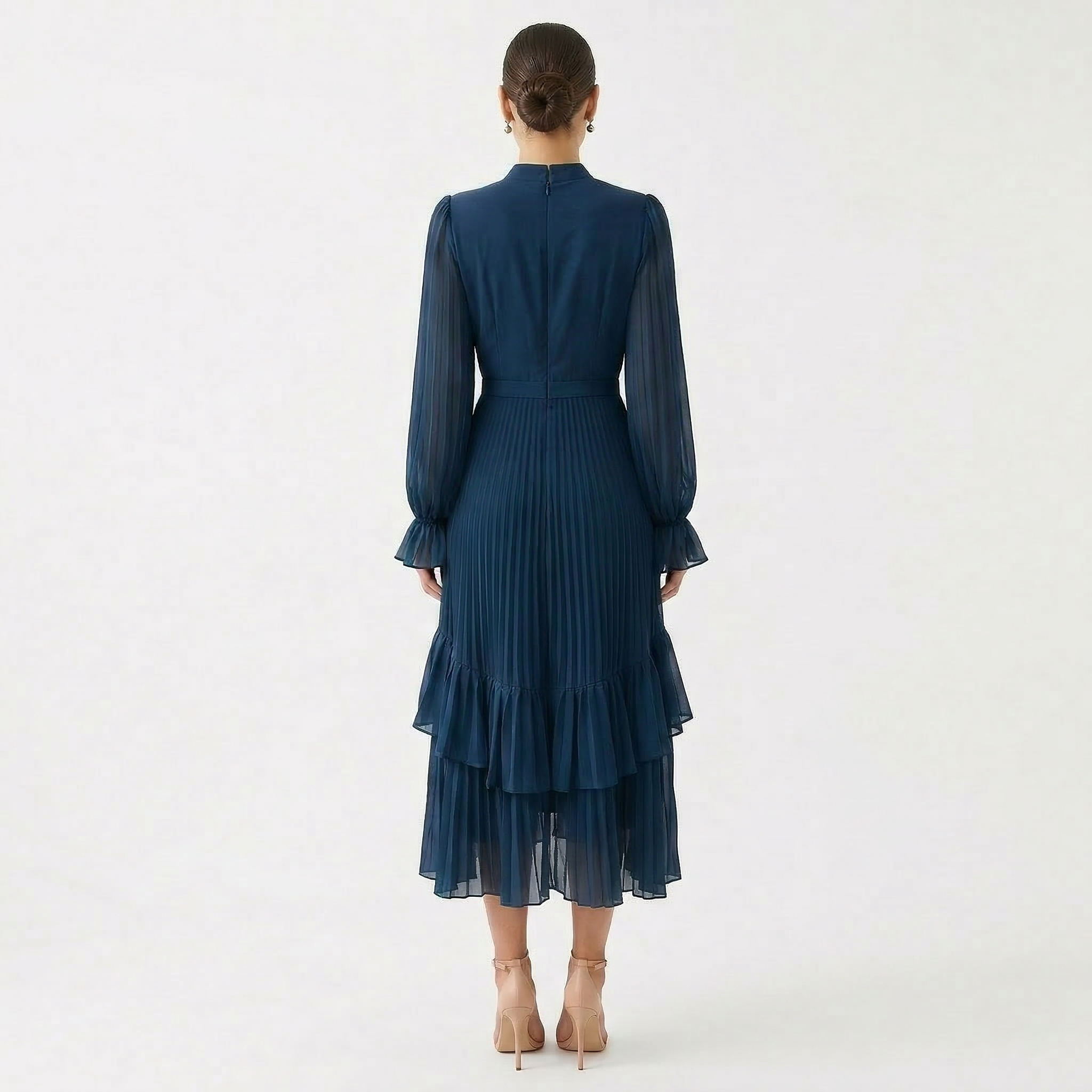 Mariana | Vestido Plisado con Mangas Fluidas y Volantes Asimétricos