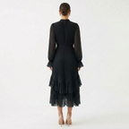 Mariana | Vestido Plisado con Mangas Fluidas y Volantes Asimétricos