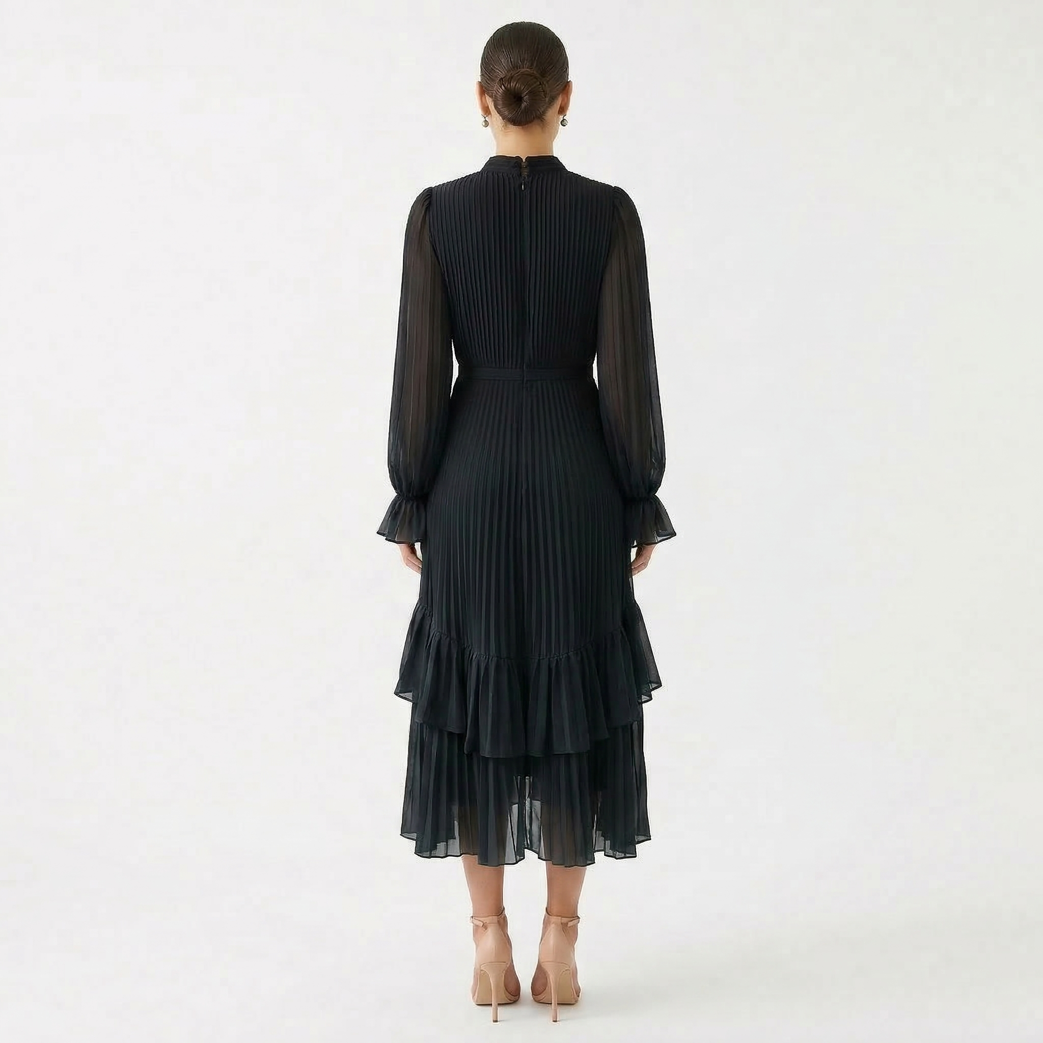 Mariana | Vestido Plisado con Mangas Fluidas y Volantes Asimétricos