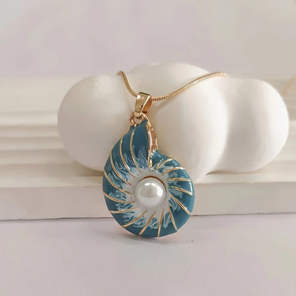 Collar con Colgante de Concha y Perla