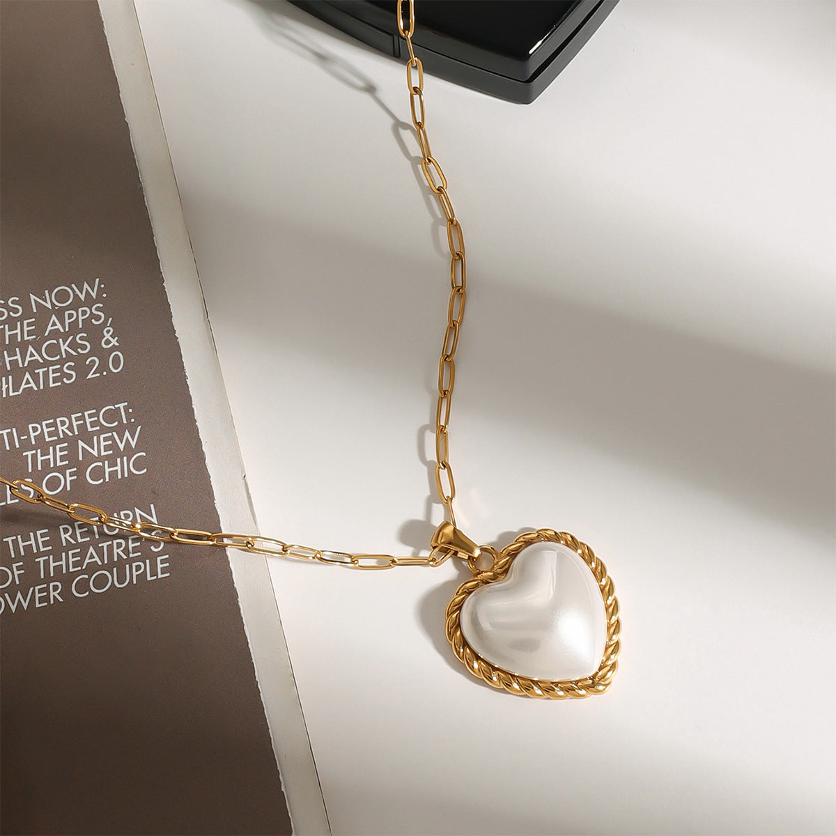 Viktorie – Elegante collana dorata con pendente