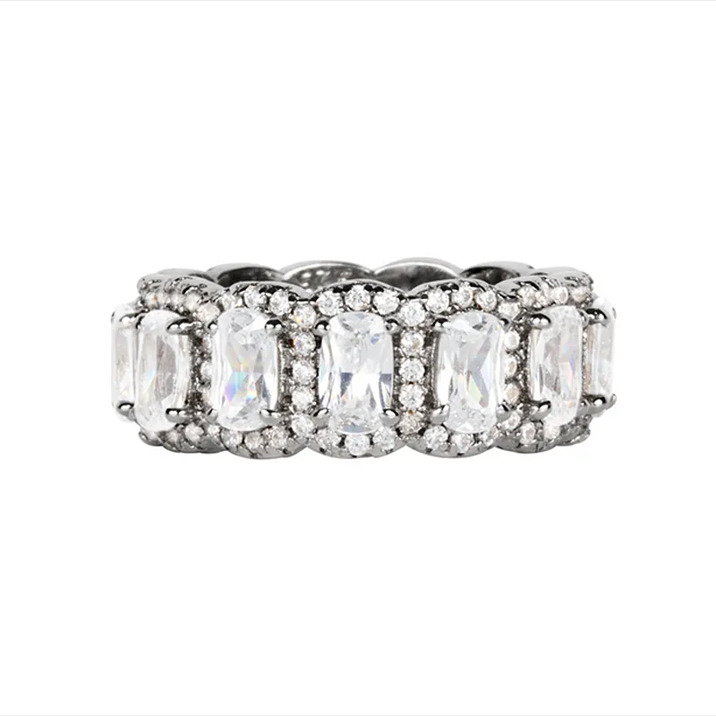 Leona – Anillo de diamantes con tres hileras deslumbrantes.