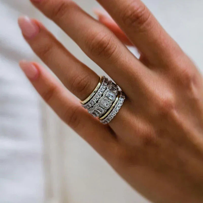 Leona – Anillo de diamantes con tres hileras deslumbrantes.