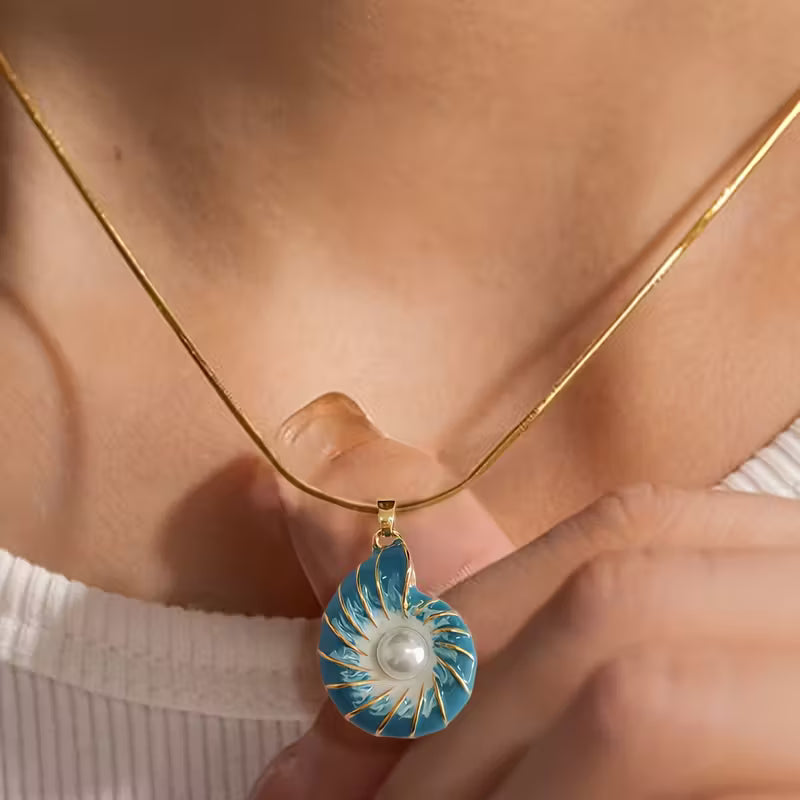 Collar con Colgante de Concha y Perla