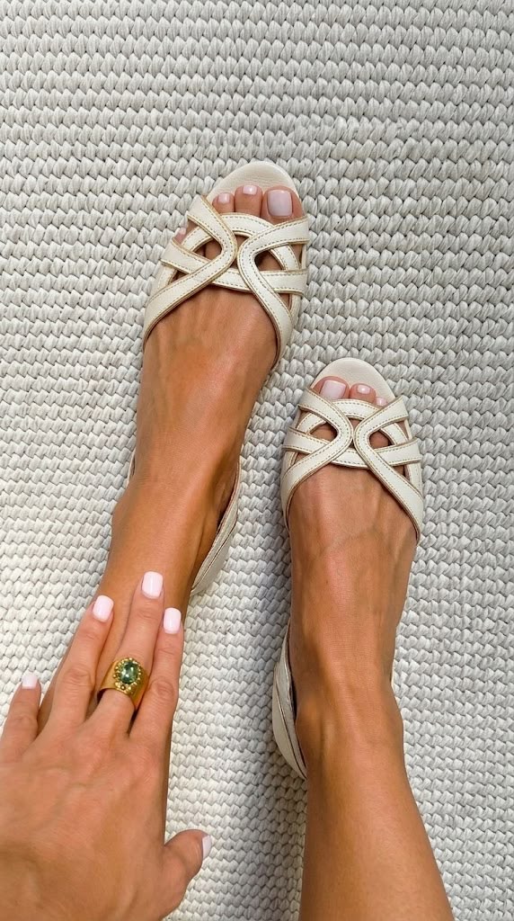 CAMILLA SANDÁLIAS ENTRELAÇADAS CREME ELEGANTE - Elena Duval
