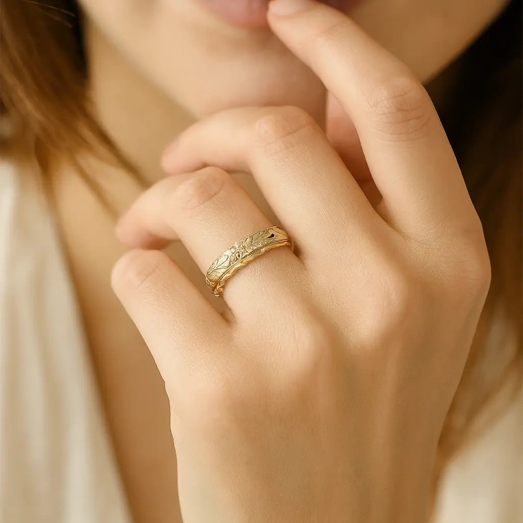 Flora | Anillo Dorado con Diseño Floral - Elena Duval