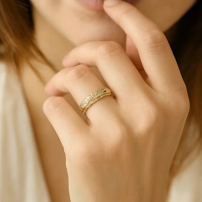 Flora | Anillo Dorado con Diseño Floral - Elena Duval