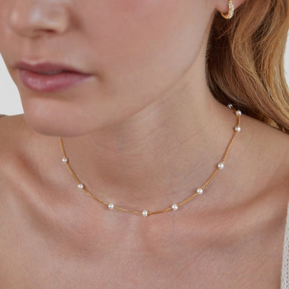 Collar de Perlas en Tono Dorado