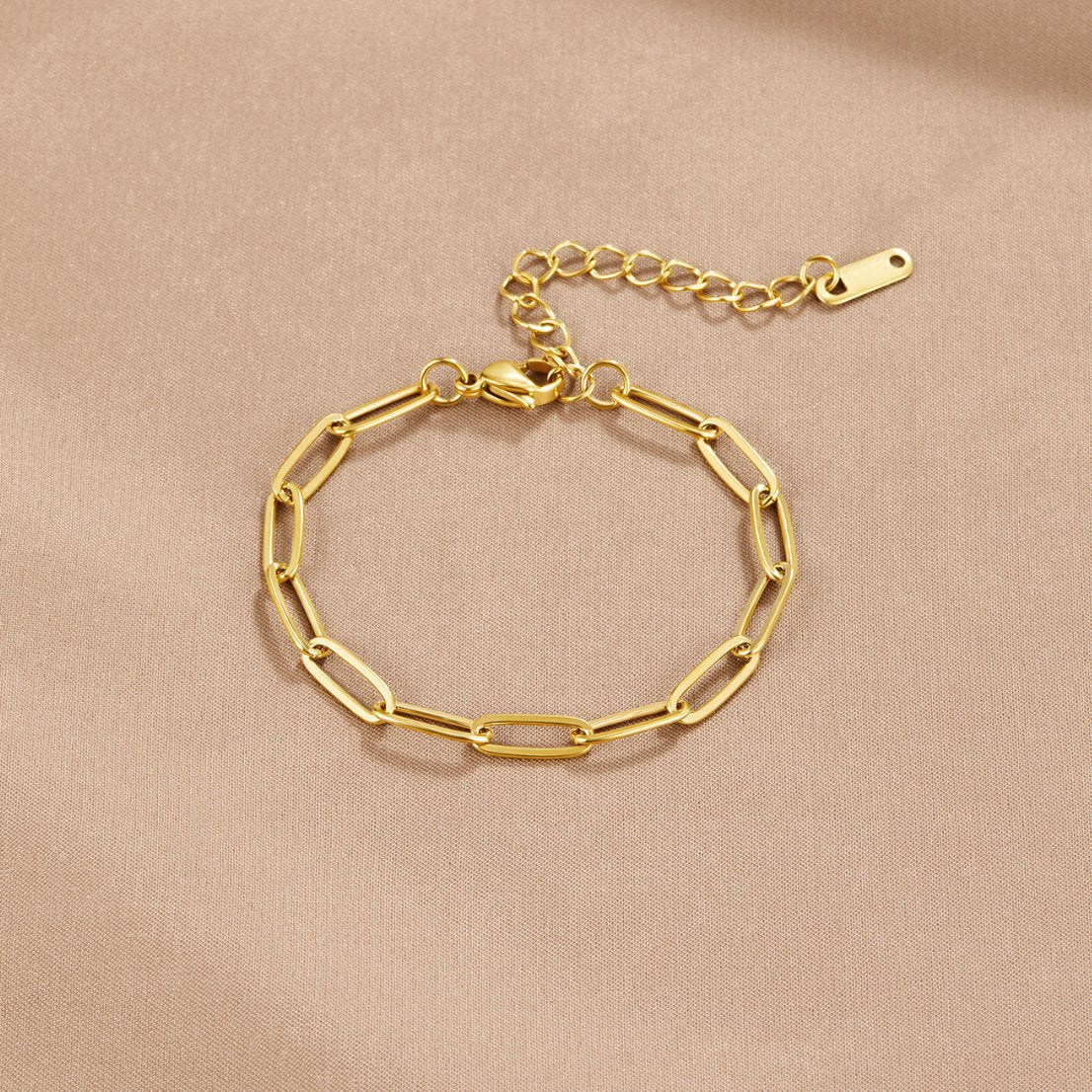 Pulsera de oro adornada con perlas