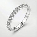 Anillo de boda con piedra moissanita