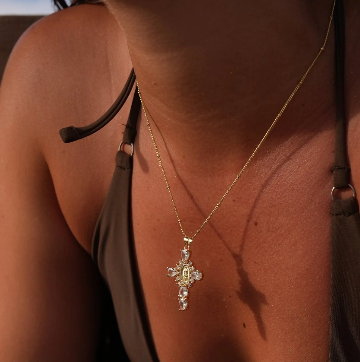 Selina – Collar dorado con cruz elegante - Elena Duval