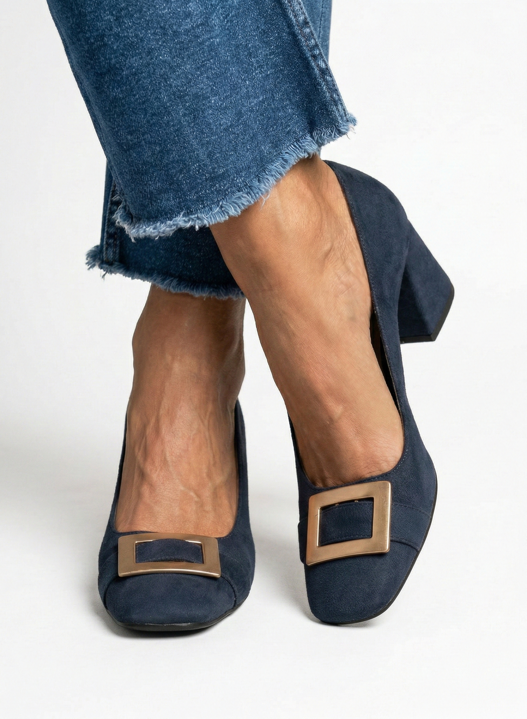 Inês | Sapatos de Camurça com Fivela Dourada