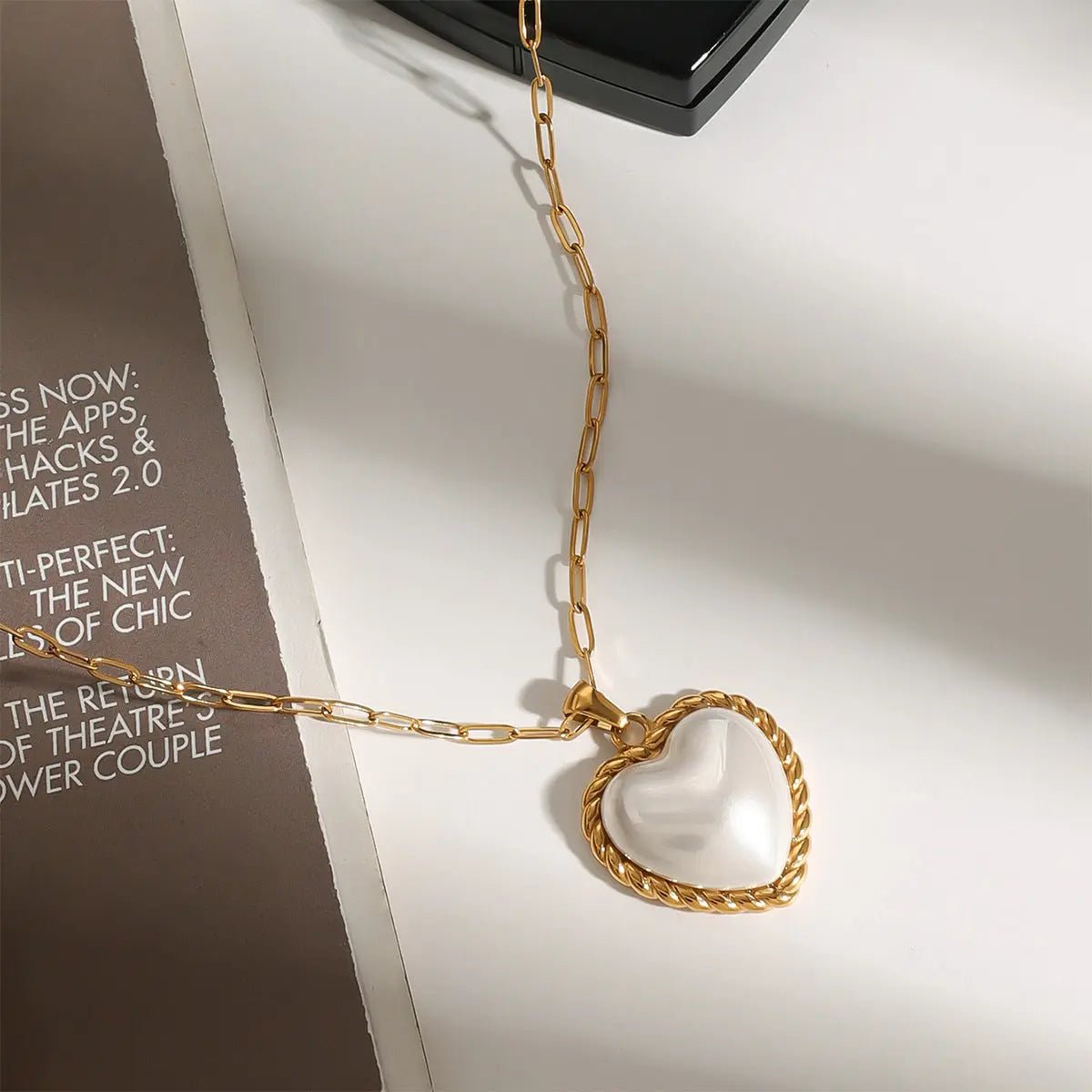 Viktorie | Collar Dorado Elegante con Colgante - Elena Duval