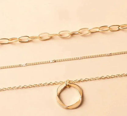 Trinidad | Collar Dorado Clásico de Capas con Colgante