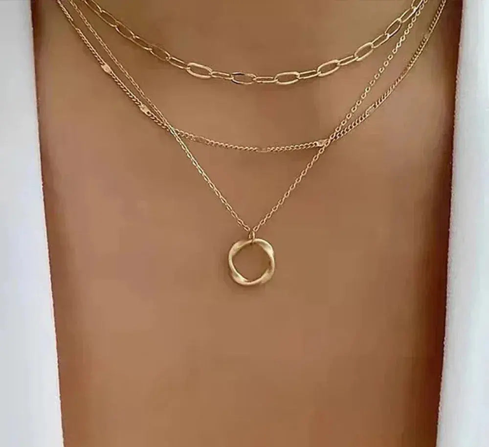 Trinidad | Collar Dorado Clásico de Capas con Colgante